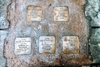 Den obětí holokaustu uctila Praha 4 čištěním Stolpersteine